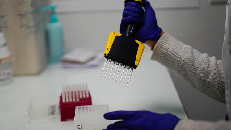 Eine Medizintechnikerin bereitet Proben von Corona-Viren vor, um zu prüfen, ob es sich bei ihnen um eine hochansteckende Corona-Mutation handelt. Auch im Landkreis Lichtenfels wurde bereits die erste Probe von einem Speziallabor geprüft. Foto: Daniel Cole/AP/dpa
