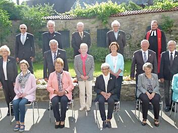 Untersteinach - Das Fest der Jubelkonfirmation konnten in der St.-Oswald-Kirche 48 Männer und Frauen feiern. Die Predigt von Pfarrer Martin Fleischmann stand unter dem Motto: "Glauben heißt Vertrauen. Diamantene: Norbert Geyer, Richard Limmer, Helmut Müller, Hermann Pöhlmann, Peter Schuberth, Reinhard Weigel, Horst Ramming, Monika Angermann, Gerlinde Blinninger, Gerlinde Haberl, Sigrid Jobst, Renate Meisel, Hedwig Schubert, Helga Siegmund, Karin Vogel, Luise Wild.