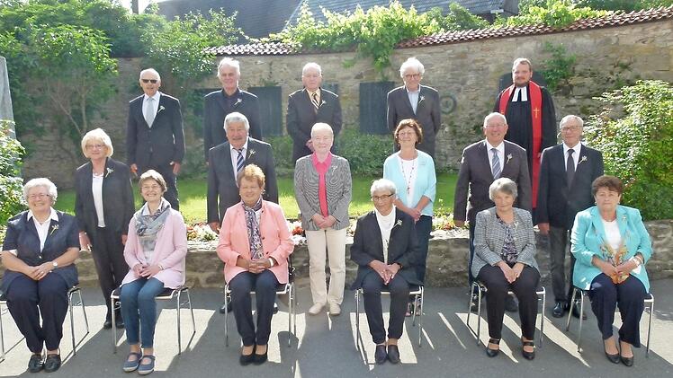 Untersteinach - Das Fest der Jubelkonfirmation konnten in der St.-Oswald-Kirche 48 Männer und Frauen feiern. Die Predigt von Pfarrer Martin Fleischmann stand unter dem Motto: "Glauben heißt Vertrauen. Diamantene: Norbert Geyer, Richard Limmer, Helmut Müller, Hermann Pöhlmann, Peter Schuberth, Reinhard Weigel, Horst Ramming, Monika Angermann, Gerlinde Blinninger, Gerlinde Haberl, Sigrid Jobst, Renate Meisel, Hedwig Schubert, Helga Siegmund, Karin Vogel, Luise Wild.