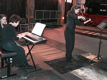 Mariko Takazoe am Keyboard begleitet im Deutschen Dampflokmuseum Tabea Ehrensberger bei der Sonate für Klavier und Violine von Wolfgang Amadeus Mozart.