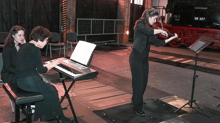 Mariko Takazoe am Keyboard begleitet im Deutschen Dampflokmuseum Tabea Ehrensberger bei der Sonate für Klavier und Violine von Wolfgang Amadeus Mozart.