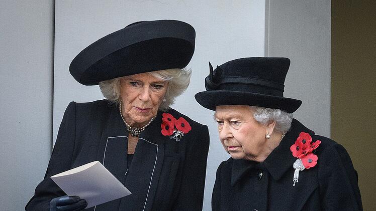 Die 2022 verstorbene Queen Elizabeth II. (rechts) hielt lange Zeit nichts von der Liebesbeziehung zwischen Charles und Camilla. Doch mit den Jahren lernte sie, Camilla zu respektieren.