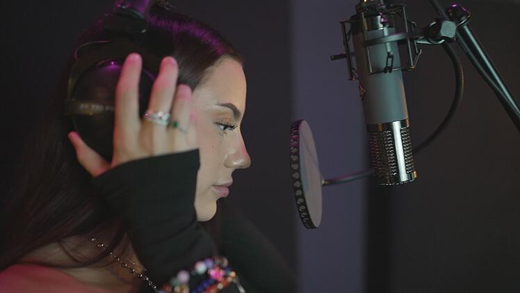 Die Sängerin Liän verarbeitete ihre traumatischen Erlebnisse durch die Beläastigung durch einen Mann in ihren Liedern, zum Beispiel "Nein = Nein".