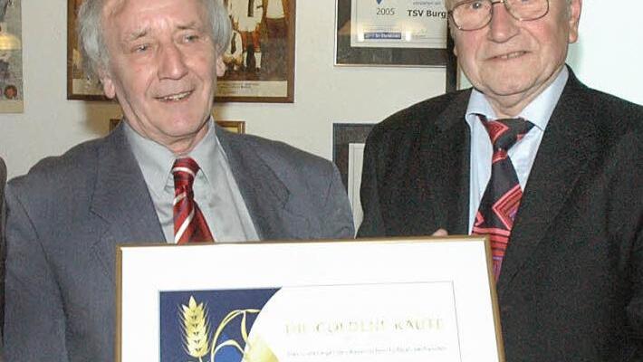 Toni Adelhardt vom Kreis Schweinfurt (links) konnte erstmals eine Goldene Raute mit Ähre an einen Sportverein seines Gebietes verleihen. Der Ehrenamtsbeauftragte des TSV, Gerhard Huyer, strahlte. Foto: Schmidt
