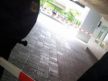 Sperrung am Erlanger Bahnhof wegen Verdacht auf einen Sprengstofffund. Foto: Stefan Reinmann
