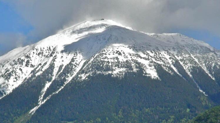Karawanken-Gipfel schneebedeckt - in Bled am See von Bergen umgeben.