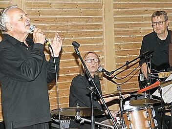 Die Peterlesboum-Revival-Band bei ihrem Auftritt in Eggolsheim Foto: erl