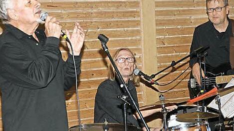 Die Peterlesboum-Revival-Band bei ihrem Auftritt in Eggolsheim Foto: erl