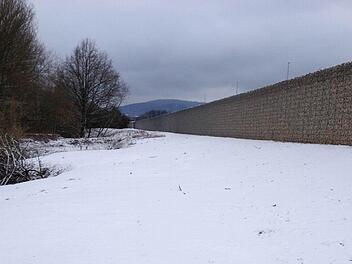 Die Gabionenwand trennt das Lidl-Logistikzentrum vom Naturschutzgebiet. Die Vermutung, dass durch die Aufschotterung nördlich der Wand das Naturschutzrecht verletzt wurde, erhält durch eine private Vermessung neue Nahrung. Foto: Roepert