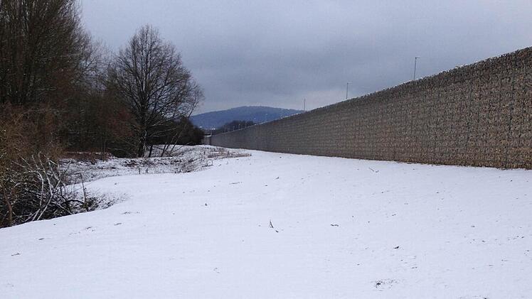 Die Gabionenwand trennt das Lidl-Logistikzentrum vom Naturschutzgebiet. Die Vermutung, dass durch die Aufschotterung nördlich der Wand das Naturschutzrecht verletzt wurde, erhält durch eine private Vermessung neue Nahrung. Foto: Roepert