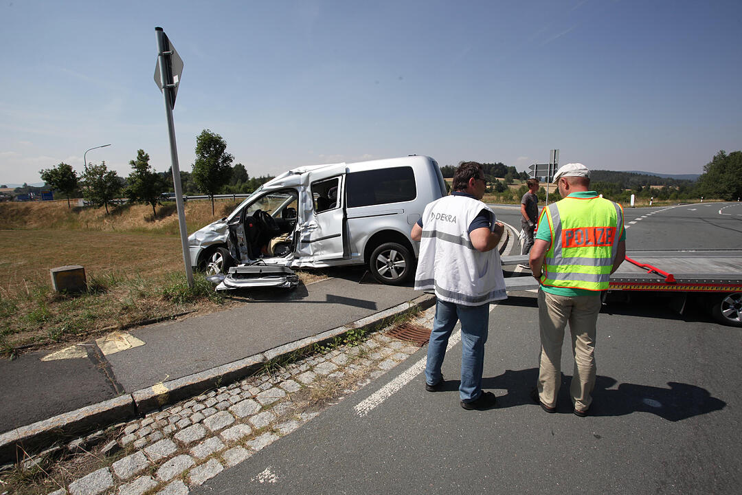 Lkw kracht in abbiegenden Familienwagen - Vier Verletzte