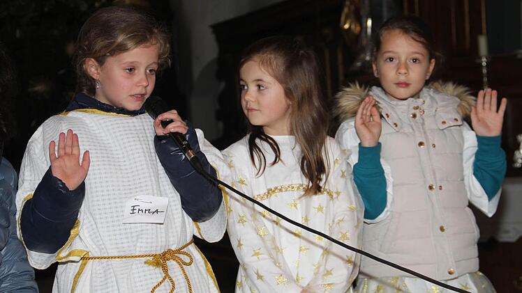 Noch üben die kleinen Engel für ihren großen Auftritt. Am Heiligen Abend werden sie die frohe Botschaft von der Geburt Jesu verkünden.  Foto: Gerda Völk
