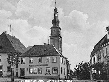 Rechts der Gasthof "Zum Goldenen Hirschen" mit seinem Vorgarten. Seit 1990 steht an seiner Stelle ein Podium für die Gäste. Über die Bierwirtschaft Michael Bauerschmidt (heute Volksbank) wird ein weiterer Artikel berichten.
