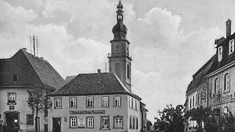 Rechts der Gasthof "Zum Goldenen Hirschen" mit seinem Vorgarten. Seit 1990 steht an seiner Stelle ein Podium für die Gäste. Über die Bierwirtschaft Michael Bauerschmidt (heute Volksbank) wird ein weiterer Artikel berichten.