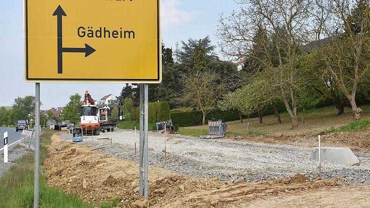 Für die Erschließung des ersten Bauabschnitts im Baugebiet "Eichelberg III" in Gädheim wird die Hauptstraße nach Osten hin (im Bild) verlängert. In der Sitzung des Gemeinderats wurde unter anderem die Straßenbeleuchtung ausgewählt.