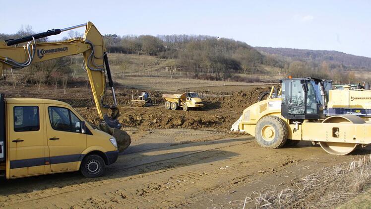 Seit Montag wird am Supermarkt für Weilersbach gebaut. Foto: Josef Hofbauer