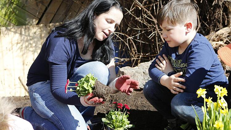 Blumen pflanzen mit BR-Redakteurin Dagmar Besand Foto: Matthias Hoch