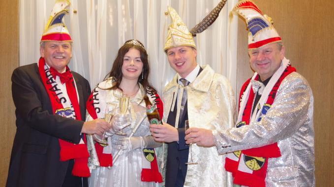 Das neue Steinberger Prinzenpaar Jasmin I. und Markus I. stößt mit Faschingspräsident Wolfgang Förtsch (links) und Vereinsgemeinschafts-Vorsitzenden Alexander Öhring (rechts) an. Foto: Heike Schülein