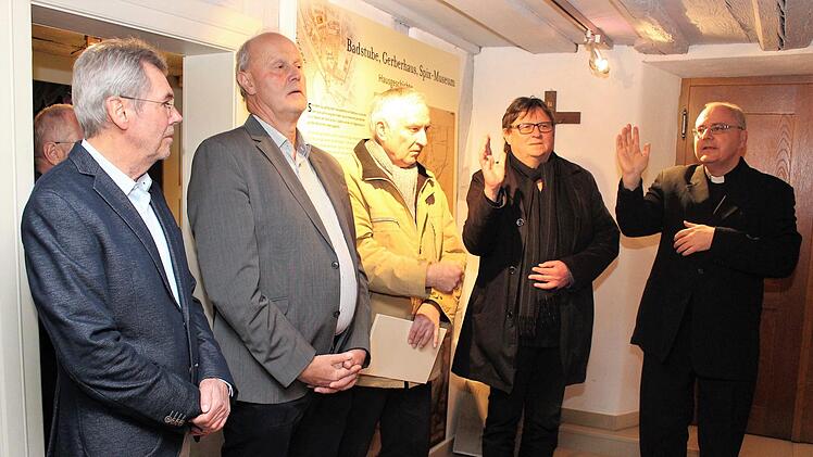 Dekan Kilian Kemmer und Pfarrer Fritz Schäfer (von rechts) erteilten dem Spix-Museum den Segen. Im Bild von links: Herbert Fiederling, Bürgermeister Gerald Brehm, Matthias Fittkau (Sohn des verstorbenen Professor Fittkau, Leiter der Zoologischen Staatssammlung München)