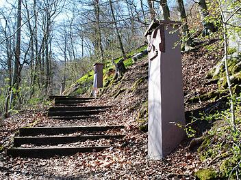 Über 300 Treppenstufen führt der Kreuzweg in Riedenberg hoch zum Kapellchen. Foto: Evelyn Schneider