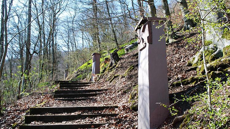 Über 300 Treppenstufen führt der Kreuzweg in Riedenberg hoch zum Kapellchen. Foto: Evelyn Schneider