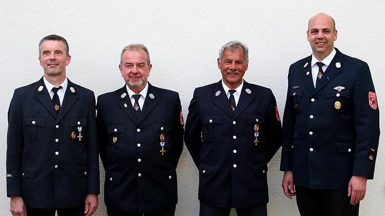 von links: Ausscheiden aus dem aktiven Dienst: 1. Kommandant Bernd Ort  (links) und 2. Kommanddant Tobias Dittrich (rechts) verabschiedeten   Andreas Renninger (2.von links)  und  Martin Seufert aus dem aktiven Dienst.