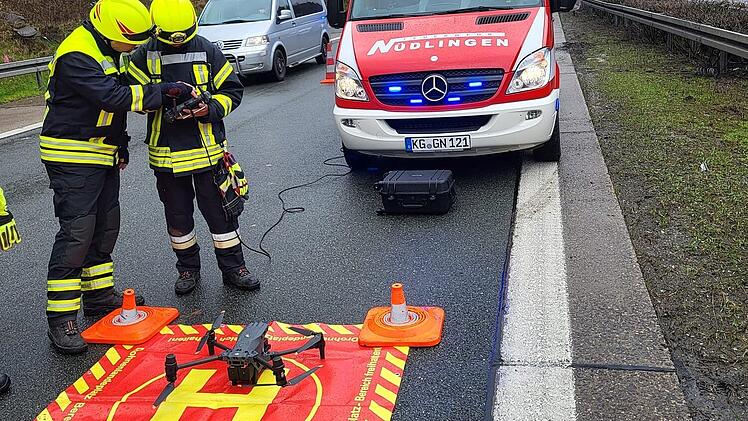 A7 bei Oberthulba: Nach furchtbarem Unfall - Feuerwehren und Bergwacht starten Suchaktion mit Drohne