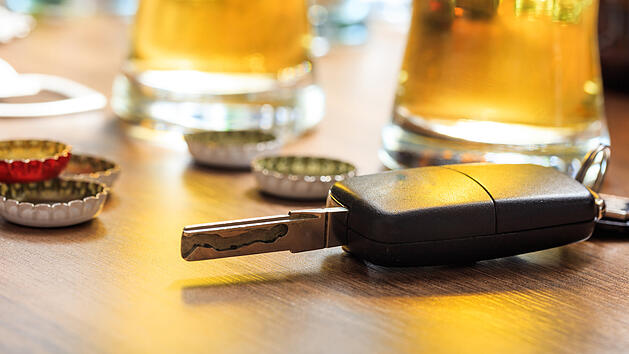Nach einem Bier noch fahren? Alkoholtester helfen bei der Entscheidung.