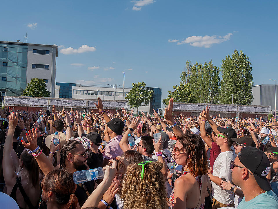 Mit internationalen und nationalen Live-Acts!