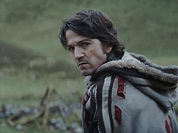 Cassian Andor (Diego Luna) - seine Wandlung vom Kleinkriminellen zum Kämpfer für die Revolution ist in "Andor", Staffel 2, schon weit fortgeschritten. Die Staffel endet an jenem Punkt, an dem der Kinofilm "Rogue One: A Star Wars Story" (2016) einsetzt.