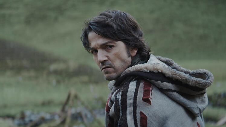 Cassian Andor (Diego Luna) - seine Wandlung vom Kleinkriminellen zum Kämpfer für die Revolution ist in "Andor", Staffel 2, schon weit fortgeschritten. Die Staffel endet an jenem Punkt, an dem der Kinofilm "Rogue One: A Star Wars Story" (2016) einsetzt.
