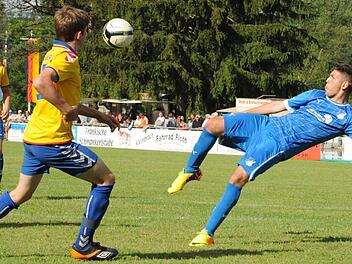 Sehenswerter Versuch: Furkan Cevik (rechts) von der TSG Hoffenheim setzt an zu einem Seitfallzieher. Der Karlsruher Tobias Aleksov versucht, Schlimmeres zu verhindern. Foto: Hopf