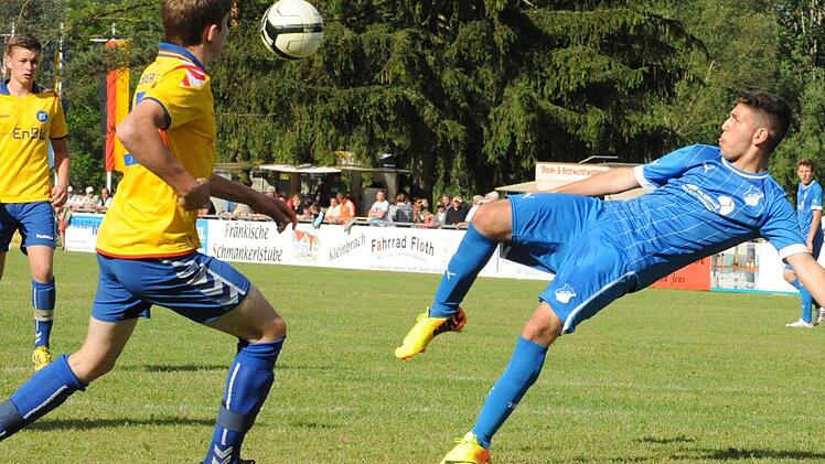 Sehenswerter Versuch: Furkan Cevik (rechts) von der TSG Hoffenheim setzt an zu einem Seitfallzieher. Der Karlsruher Tobias Aleksov versucht, Schlimmeres zu verhindern. Foto: Hopf