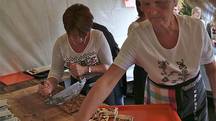 Fleißige Hände portionieren den noch heißen Plootz.