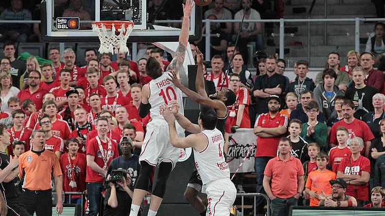 Mit unglaublicher Energie ging Daniel Theis (hier beim Block) in der zweiten Halbzeit zu Werke. Fotos: sportpress