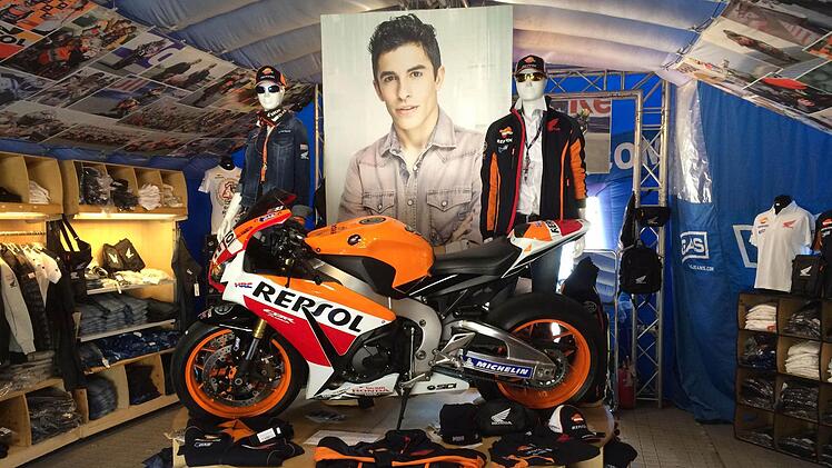 Im Merchandising-Zelt eines Sponsors war Becks Honda ein beliebtes Fotomotiv.