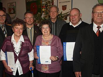 Auszeichnung beim VdK-Oerlenbach (von links): 2. Bürgermeister Gerhard Fischer, Klara Zänglein, Kreisvorsitzender Engelbert Roith, Anita Weber (für ihren erkrankten Ehemann Peter Weber), Karl Bärmann, Ludwig Moritz und Ortsvorsitzender Felix Lorger. Foto: Stefan Geiger