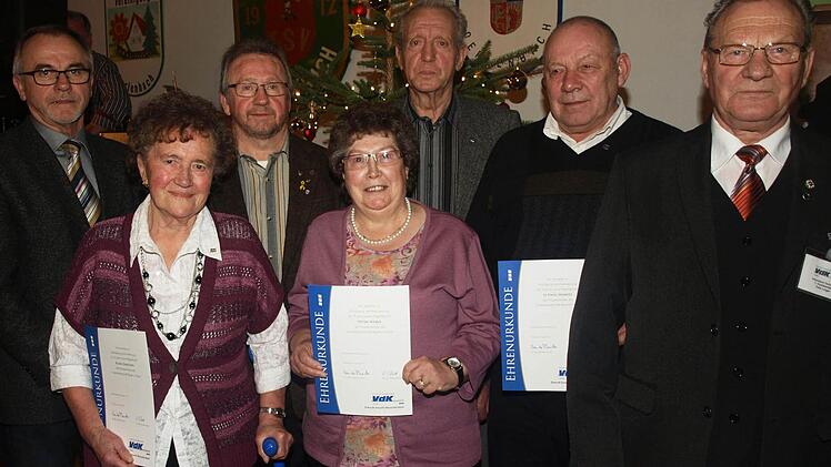 Auszeichnung beim VdK-Oerlenbach (von links): 2. Bürgermeister Gerhard Fischer, Klara Zänglein, Kreisvorsitzender Engelbert Roith, Anita Weber (für ihren erkrankten Ehemann Peter Weber), Karl Bärmann, Ludwig Moritz und Ortsvorsitzender Felix Lorger. Foto: Stefan Geiger
