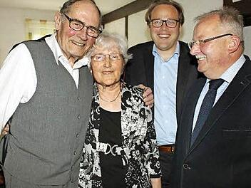 Noch heute ein Herz und ein Sinn: Heinz-Joachim und Helene Wölk mit stellvertretendem Landrat Christian Pech und Bürgermeister Friedrich Gleitsmann (v. l.) Foto: Evi Seeger