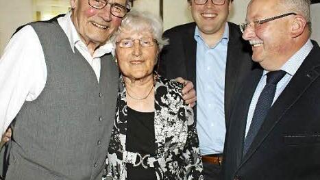 Noch heute ein Herz und ein Sinn: Heinz-Joachim und Helene Wölk mit stellvertretendem Landrat Christian Pech und Bürgermeister Friedrich Gleitsmann (v. l.) Foto: Evi Seeger