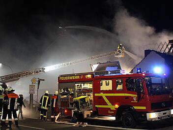 Am Donnerstagabend, 29. September 2016, brannte im Ortskern von Oberleichtersbach eine Scheune. Foto: Sebastian Schmitt-Mathea