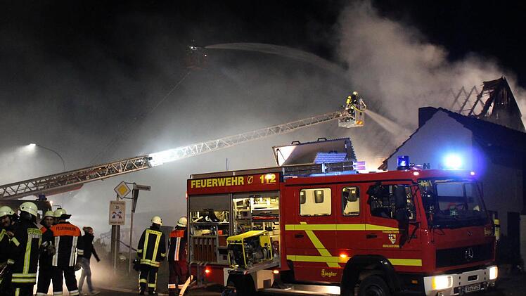 Am Donnerstagabend, 29. September 2016, brannte im Ortskern von Oberleichtersbach eine Scheune. Foto: Sebastian Schmitt-Mathea