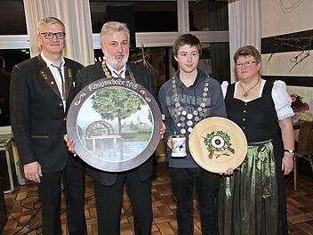 Bei der Proklamation (von links): Vorsitzender Bernd Ruppert mit dem neuen Schützenkönig Peter Wandam, dem Jugendkönig Bastian Wagner und Schützenmeisterin Heike Wagner Foto: Mathias Erlwein