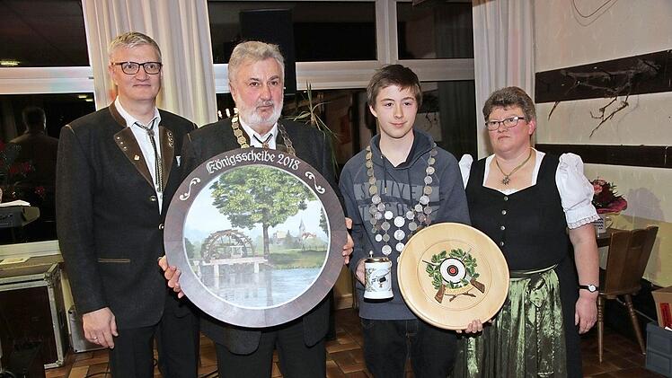 Bei der Proklamation (von links): Vorsitzender Bernd Ruppert mit dem neuen Schützenkönig Peter Wandam, dem Jugendkönig Bastian Wagner und Schützenmeisterin Heike Wagner Foto: Mathias Erlwein