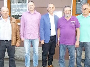Unser Bild zeigt (von links) Obmann Paul Schott, Thomas Spitzl, Bürgermeister Franz Uome, Hans-Günter Löffler und stellvertretenden Obmann Gerhard Schmidt Foto: Klaus-Peter Wulf