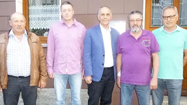 Unser Bild zeigt (von links) Obmann Paul Schott, Thomas Spitzl, Bürgermeister Franz Uome, Hans-Günter Löffler und stellvertretenden Obmann Gerhard Schmidt Foto: Klaus-Peter Wulf