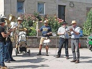 In D&ouml;rfles wird die Tradition hoch gehalten - zum Beispiel von den Kerwa-Musikanten, die am Freitagnachmittag durch das Dorf ziehen und St&auml;nderla spielen. Fotos: privat