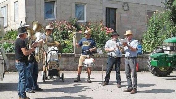 In D&ouml;rfles wird die Tradition hoch gehalten - zum Beispiel von den Kerwa-Musikanten, die am Freitagnachmittag durch das Dorf ziehen und St&auml;nderla spielen. Fotos: privat