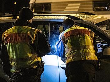 Zum wiederholten Mal haben Polizisten einen 36-Jährigen bei Marktredwitz kontrolliert. Bei dem Mann handelt es sich laut Polizei um eine offensichtlich unbelehrbare Person. Symbolbild: Paul Zinken/dpa