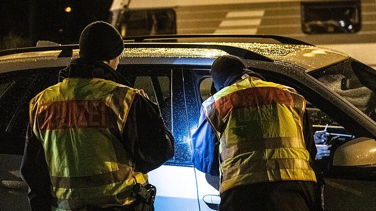 Zum wiederholten Mal haben Polizisten einen 36-Jährigen bei Marktredwitz kontrolliert. Bei dem Mann handelt es sich laut Polizei um eine offensichtlich unbelehrbare Person. Symbolbild: Paul Zinken/dpa